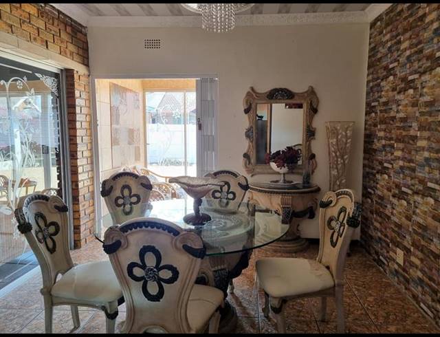 4 BEDROOM HOUSE FOR SALE IN KOSMOSPARK